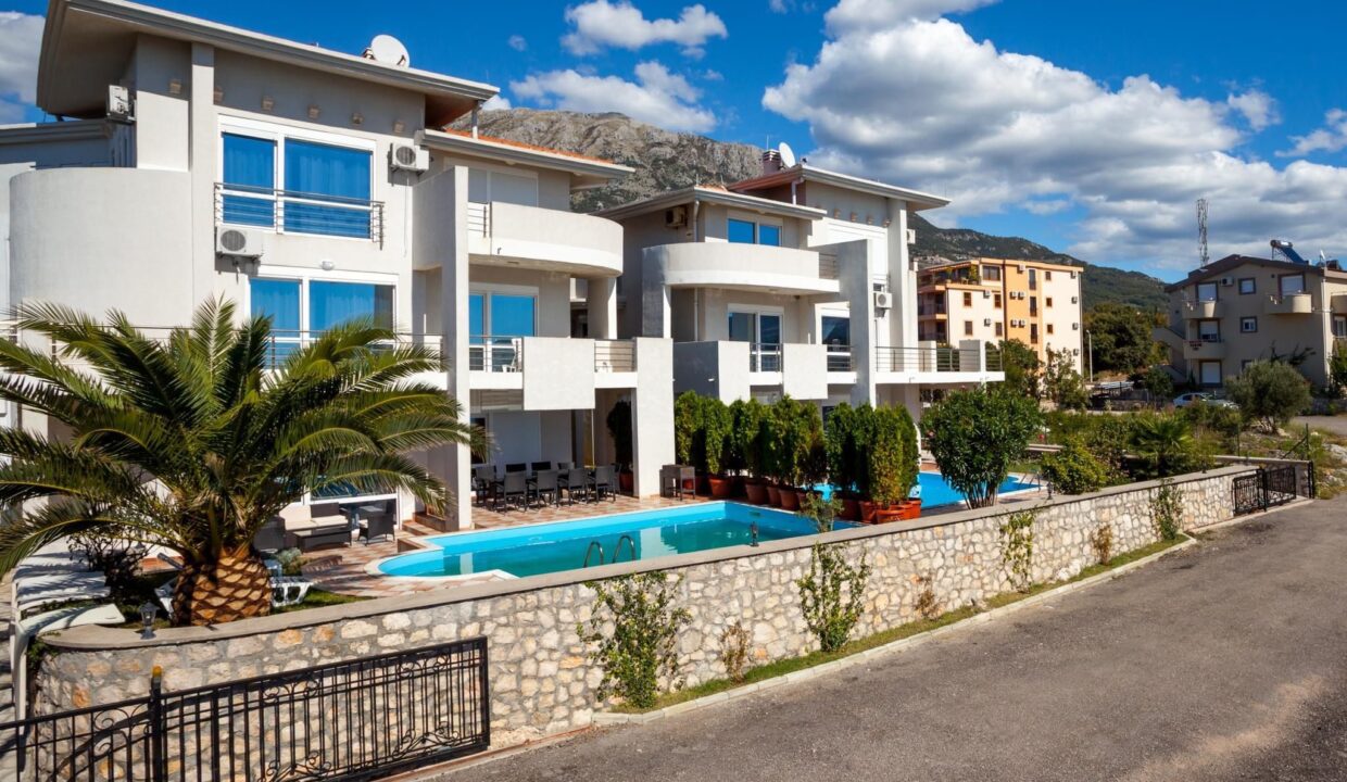 Two villas with swimming pools for sale in Dobra Voda, Bar 16